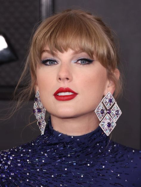 Taylor Swift's Nails at Grammys 2023: See Photos | POPSUGAR Beauty Taylor Swift Red Lip, Taylor Swift Grammys 2023, Taylor Swift 2023, Taylor Swift Grammys, 2023 Taylor Swift, Grammys 2023, Taylor Swift Nails, Taylor Swift Red Carpet, Minimal Beauty