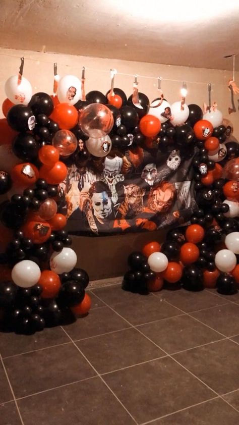 Party Balloon Backdrop, Horror Movie Party, Halloween Sweet 16, Backdrop Garland, Horror Themed Party, Creepy Halloween Party, Haloween Party, Halloween Themed Birthday Party, Garland Birthday