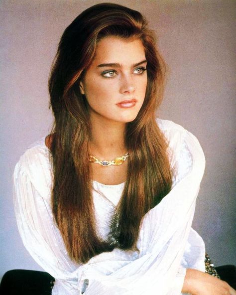 ✰❀♡𝙩𝙞𝙢𝙚𝙡𝙚𝙨𝙨 𝙞𝙘𝙤𝙣𝙨 ✰♡❀ sur Instagram : Brooke Shields for Harper’s Bazaar Italia… 80s Makeup Looks, Brooke Shields Young, 1980s Hair, Olivia Hussey, Alicia Silverstone, Liv Tyler, Brooke Shields, Beauty Icons, Megan Fox