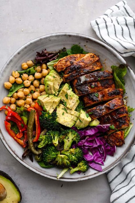 Blackened Chicken Avocado Power Bowls have the best spiced rubbed blackenend chicken with so many power foods! Avocado, chickpeas, red cabbage and roasted veggies come together in this healthy and flavorful bowl! Healthy Salads And Bowls, Food Veggie Healthy, Healthy Food Fitness, Health Clean Eating, Chicken Healthy Bowl, One Bowl Salads, Whole Foods Vision Board, Chickpea Chicken Bowl, Healthy Meal Ideas Chicken