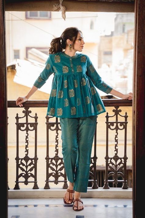 Short Kurti Designs, Indian Kurti Designs, Simple Kurta Designs, Kurti Designs Latest, Pakistani Fashion Casual, Long Kurti Designs, Casual Indian Fashion, Pakistani Dresses Casual, Salwar Kamiz