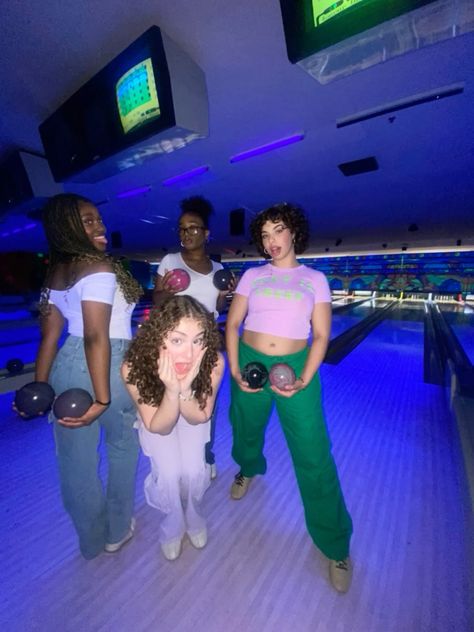 bowling friends aesthetic picture inspo, bowling pose ideas, funny friends pose, activities with friends Bowling Pictures With Friends, Bowling Instagram Pictures, Aesthetic Types List With Pictures, Bowling Poses Picture Ideas, Bowling Picture Ideas, Friend Group Hangout Ideas, Bowling Fits, Bowling Aesthetic Pictures, Friends Aesthetic Picture