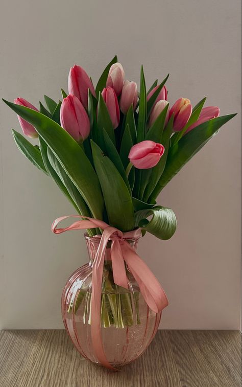 flowers in pink vase pink tulips spring wallspaper decor Tulip Flower Arrangements Vase, Tulip Arrangement Vase, Tulip In Vase, Auburn Dorm, Aesthetic Flower Vase, Pink Flowers In Vase, Tulip Display, Vase Tulips, Hero Accessories