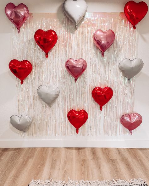 Galentines Party Decor Backdrop, Valentines Wall Decorations, Galentines Party Decor Balloons, Valentine Room Decorations, Heart Balloons On Wall, Valentine Day Dance Ideas, Valentines Day Photobooth Ideas, Valentine’s Day Setup, Valentine Day Backdrop Ideas