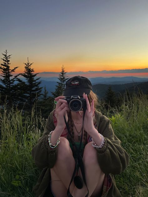 Sunset Hike Pictures, Instagram Photo Ideas Outside, Smokey Mountains Photography, Pictures To Take In The Mountains, Camping Asthetics Photos, Vacation Poses Picture Ideas Mountains, Hiking Pictures Ideas, Adventurous Girl Aesthetic, Mountain Pictures Aesthetic