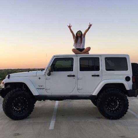 Aesthetic Car Wallpaper, Mercedes Jeep, Trunk Ideas, White Jeep, Pick Up Line, Eksterior Modern, Jeep Photos, Cars Jeep, Race Car Driver