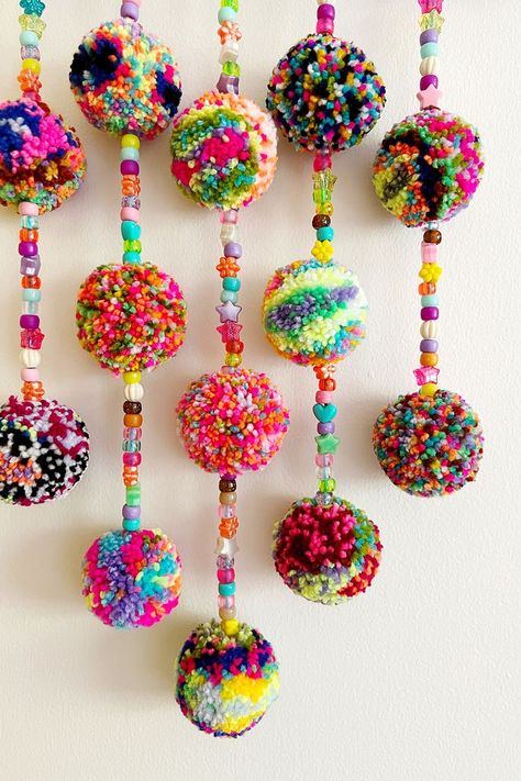 Pompom Garland Bedroom, Crafts Projects For Adults, Pompom Art Wall Hangings, Craft Hanging Decorations For School, Pom Pom Hanging Decoration, Pom Pom Decor Ideas, Pom Pom Garland Decor Ideas, Pom Pom Christmas Craft, Patterned Pom Poms