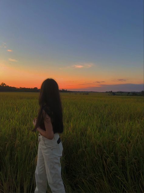 Sunset Aesthetic Picture, Cute Sunset Photos, Sunset Photo Shoot Ideas, Cute Sunset Poses, Insta Photo Ideas Sunset, Sunset Aesthetic Photoshoot, Picture With Sunset, Sunrise Photoshoot Ideas, Sunset Field Photoshoot