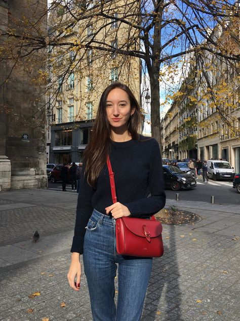 A red leather bag (APC) and gold jewelry are just a few of the must-have french accessories you should own! Red Crossbody Bag Outfit, Red Purse Outfit, Parisian Style Winter, Red Bag Outfit, French Outfits, French Accessories, Crossbody Bag Outfit, Basic French, Purse Outfit