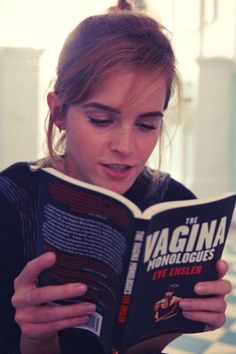 27 of Emma Watson's Favorite Books - Emma Watson Reading List Kate Winslet, Crush Quotes, Hermione Granger, Queen Of The Tearling, Maggie Nelson, Celebrities Reading, Celebrity Books, Book Icons, Woman Reading