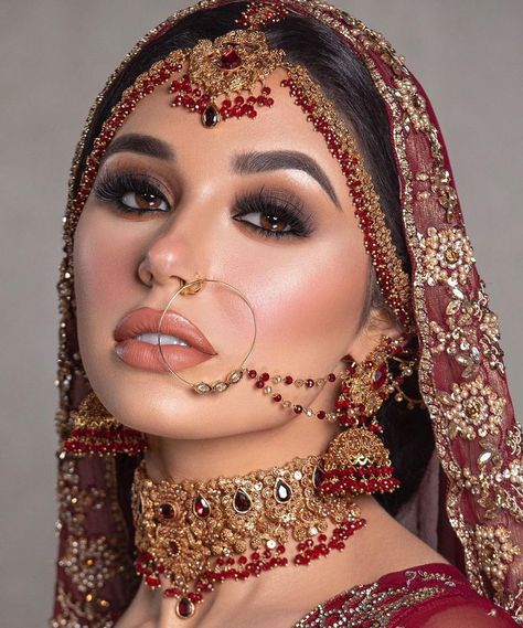 Makeup ideas that will surely set you appart! South Asian Bridal Hair, Indian Glam Makeup, Cocktail Makeup Looks, Makeup Looks Indian, Cocktail Makeup, Pakistani Makeup Looks, Desi Bridal Makeup, Mehndi Makeup, Indian Makeup Looks