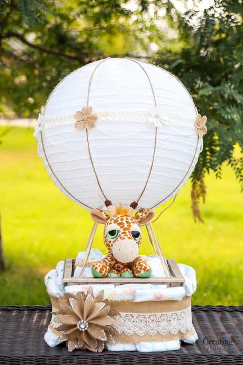 Easy Hot Air Balloon Diaper Cake for a fabulous Baby shower Diy Hot Air Balloon, Diy Baby Shower Ideas, Diaper Cakes Tutorial, Diy Hot Air Balloons, Cadeau Baby Shower, Idee Babyshower, Baby Bash, Baby Shower Baskets, Diy Baby Shower