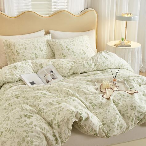 Duvet Covers White Texture, Green Flower Duvet Cover, Floral Green Bedding, Simple Floral Bedding, Green Flower Bedding, Bedding Ideas Floral, Floral Bedsheets Aesthetic, Vintage Floral Bedding, Green Floral Sheets