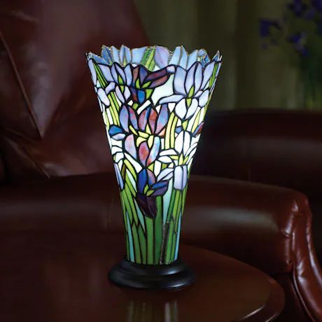 HZ9582 Stained Glass Irises Accent Lamp Stained Glass Vase, Painted Window Art, Stained Glass Lamp Shades, Art Glass Lamp, Book Lamp, Stained Glass Flowers, Stained Glass Lamps, Floral Table, Stained Glass Crafts