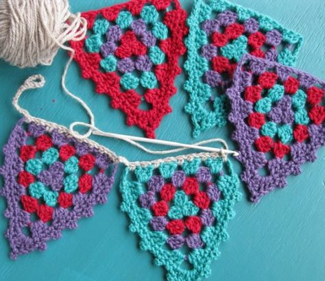 . Crochet Bunting Pattern, Bunting Pattern, Sunburst Granny Square, Granny Square Haken, Crochet Bunting, Crochet Garland, Crochet Triangle, Crochet Diy, Granny Squares Pattern