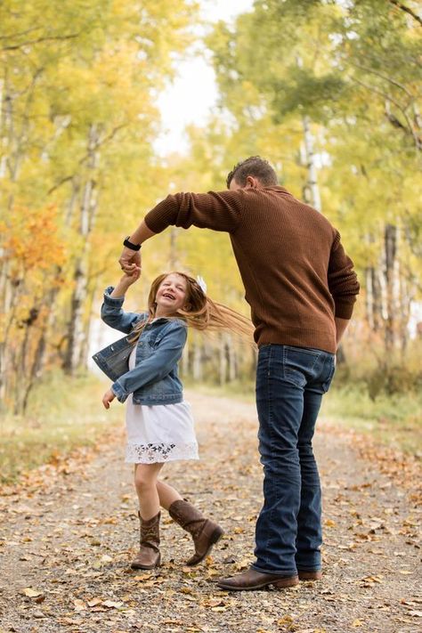 Father Daughter Fall Pictures, Fall Family Photos 2 Daughters, Father 2 Daughters Photoshoot, Family Photos With Daughter, Family Photos Two Daughters, Father Daughter Photo Poses, Grandparent Family Photos, Dad Daughter Photography, Mom Dad Daughter Pictures