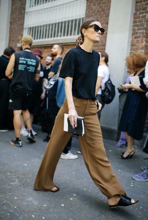 Jo Ellison in a black t-shirt, brown pants and black flat sandals. Look Working Girl, Minimalist Moda, Cardigan Blazer, 여름 스타일, Ținută Casual, Looks Street Style, Pantalon Large, 가을 패션, Cool Street Fashion