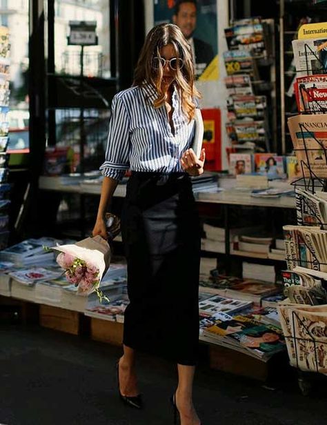 Bohol, Mode Retro, Skirt Diy, Walking Down The Street, Pencil Skirt Outfits, Style Rules, Moda Paris, Stil Inspiration, French Girls