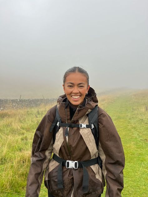 Lofoten, Rain Hike Outfit, Hiking Rain Outfit, Hiking Outfits Cold, Rainy Day Hiking Outfit, Rainy Hike Outfit, Hiking Backpack Aesthetic, Hiking Outfit Rain, Rain Hiking Outfit