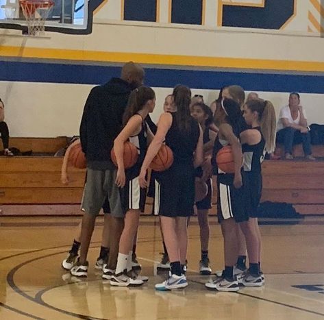 Basketball Coach Aesthetic, Basketball Vision Board, Basketball With Friends, Basketball Vibes, Basket Girl, Mamba Forever, Basketball Aesthetic, Girl Basketball, Basketball Background