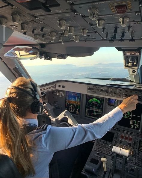 Pilot Career, Aviation Education, Aviation Careers, Jet Fighter Pilot, Student Pilot, Drømme Liv, Pilot License, Pilots Aviation, Airport Aesthetic