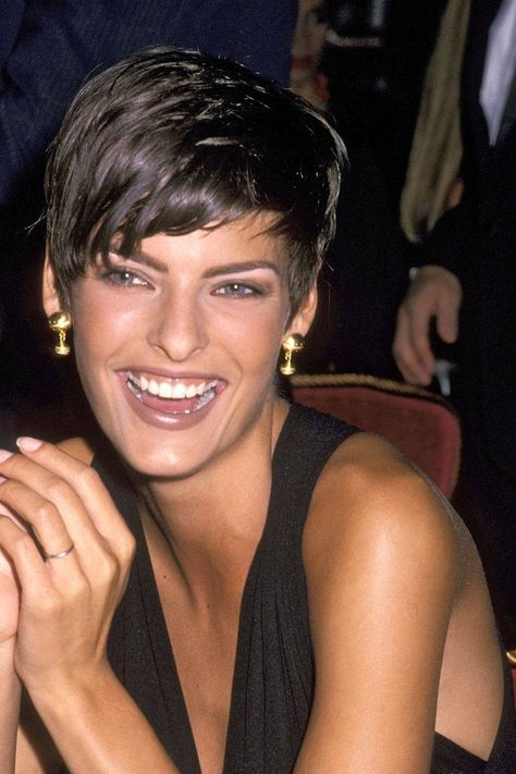 Linda Evangelista Short Hair, Linda Evangelista 90s, Celebrity Pixie Cut, Corte Pixie, 90s Supermodels, Best Pixie Cuts, Taylor Hill, Linda Evangelista, 짧은 머리