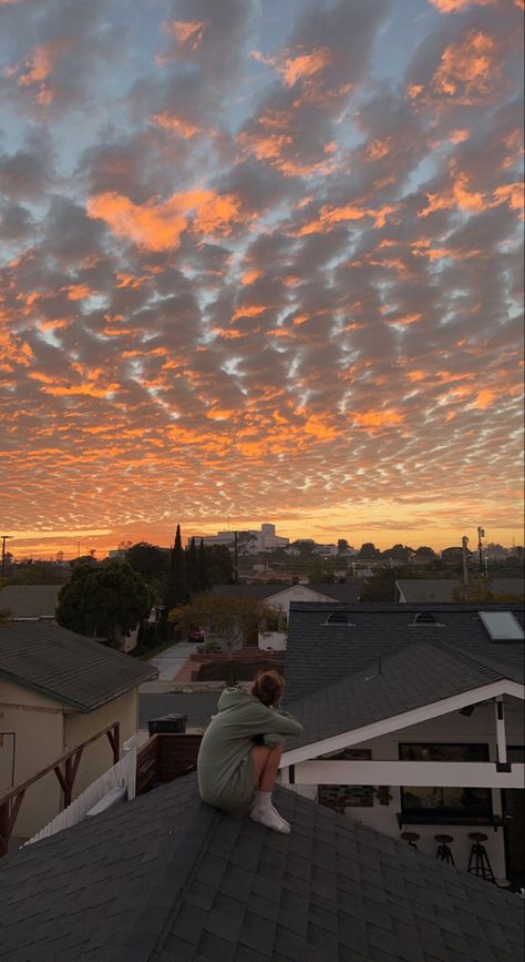 sunset watching Nature, Watching Sunset With Friends, Watching Sunset Aesthetic, Romanticizing Summer, Quest Ideas, Sunset Watching, Watch Sunset, Watching Sunset, Side Quest