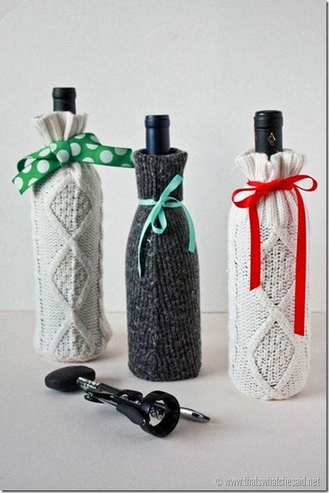 DIY Sweater Sleeve Gift Bag for wine at thatswhatchesaid.net Christmas Gifts Diy Homemade, Diy Cadeau Noel, Wine Bottle Gift Bag, Upcycled Gifts, Wine Bottle Bag, Wine Bottle Gift, Wine Bottle Covers, Wine Gift Bag, Cadeau Diy