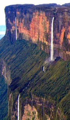 Mount Roraima, on the triple border point of Venezuela, Brazil and Guyana. Amazing Nature, Monte Roraima, Mount Roraima, Matka Natura, Air Terjun, Beautiful Waterfalls, Places Around The World, Natural Wonders, Belle Photo