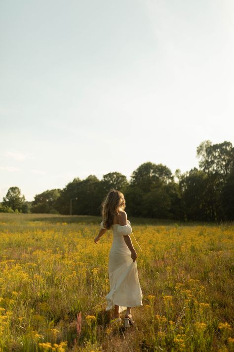 Nature, Cute Outfits Graduation, Casual Field Photoshoot, Senior Photoshoot Aesthetic, Senior Picture Greenery, Grassy Field Senior Pictures, Cool Photoshoot Ideas Outside, Field Dress Photoshoot, Self Portrait Photography Aesthetic