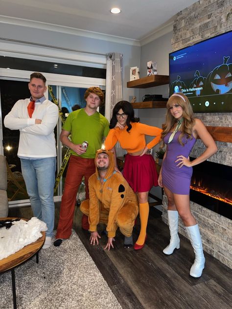 4 Group Halloween Costumes Couples, Couple Fancy Dress Costumes, Mystery Inc Halloween Costumes, Scooby Doo Crew Costumes, Mystery Gang Halloween Costume, Scooby Doo Dress Up, Disfraces Scooby Doo, Mystery Gang Costumes, Scooby Gang Halloween Costumes