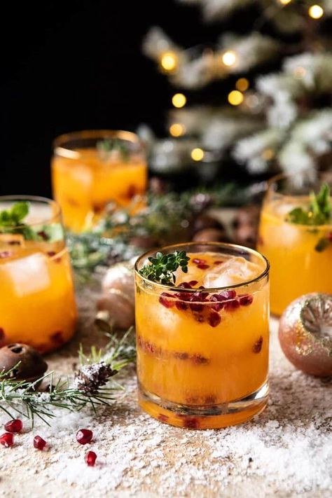 Christmas Drinks Alcohol, Citrus Cocktail, Christmas Drinks Alcohol Recipes, Citrus Cocktails, Idee Pasto, Festive Cocktails, Holly Jolly Christmas, Winter Cocktails, Blue Curacao