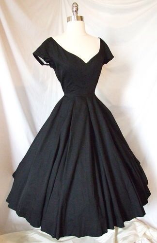 Aesthetic Cocktail Dress, 1950s Black Dress, Gown Neckline, Istoria Modei, Dresses 50s, Wedding Evening Gown, Mode Retro, Portrait Dress, 50s Fashion Dresses