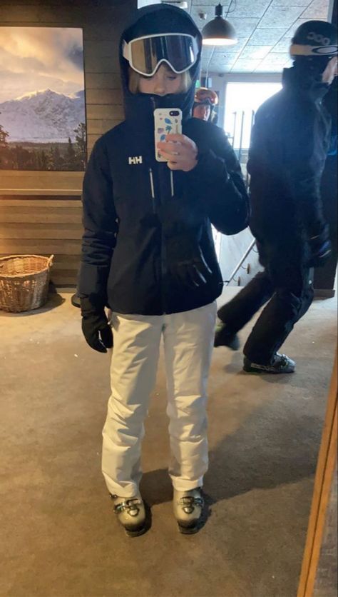 Mode Au Ski, Ski Fits, Ski Fit, Ski Trip Outfit, Rich Outfits, Ski Pics, Skiing Aesthetic, Ski Aesthetic, Goggles For Men