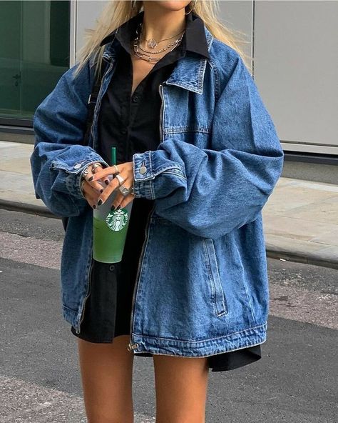 Fall Oversized Jean Jacket Outfits, Vintage Oversized Jean Jacket, Vintage Jackets Aesthetic, Womens Cool Outfits, 2023 Jean Jacket, 20 Year Old Outfits College, Thrift Jacket Outfit, Oversized Jacket Jeans Outfit, Jean Jacket Biker Shorts Outfit