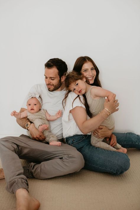 Family Photoshoot On Couch, Life Style Photography Family, Cozy At Home Family Photoshoot, Family Of 5 Photoshoot Indoor, Simple Family Studio Photoshoot, Cozy Studio Family Photoshoot, Loungewear Family Photos, Indoor Family Photoshoot Outfits, Family Picture Ideas Indoor