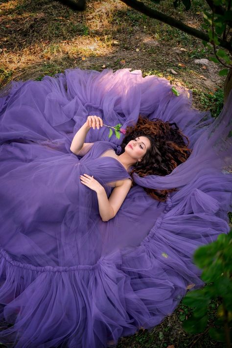 Photoshoot Dresses Long, Gown Shoot Poses, Long Dresses Photoshoot Ideas, Gown Shoot Ideas, Big Dress Poses, Prom Dress Poses Picture Ideas, Big Dress Photoshoot, Gown Photoshoot Ideas, Princess Dress Photoshoot