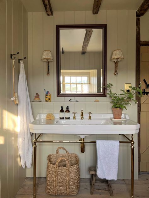 91 Magazine home tour with Steph Gowland - An old English stone cottage in rural Northumbria has been given new life and is now a timelessly-designed, cosy family home Powder Bath Paneling, Aesthetic Blue Bathroom, Tuscan Bathroom Update, Nancy Meyers Aesthetic Bathroom, Antique Bathroom Ideas, English Stone Cottage, Decor Studio, Nancy Meyers, Primary Bathroom
