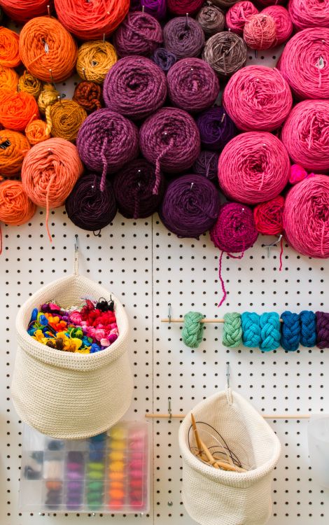 Knitting Studio, Yarn Display, Knitting Room, Yarn Organization, Art Studio Space, Dream Craft Room, Yarn Storage, Ideas Para Organizar, Yarn Cake