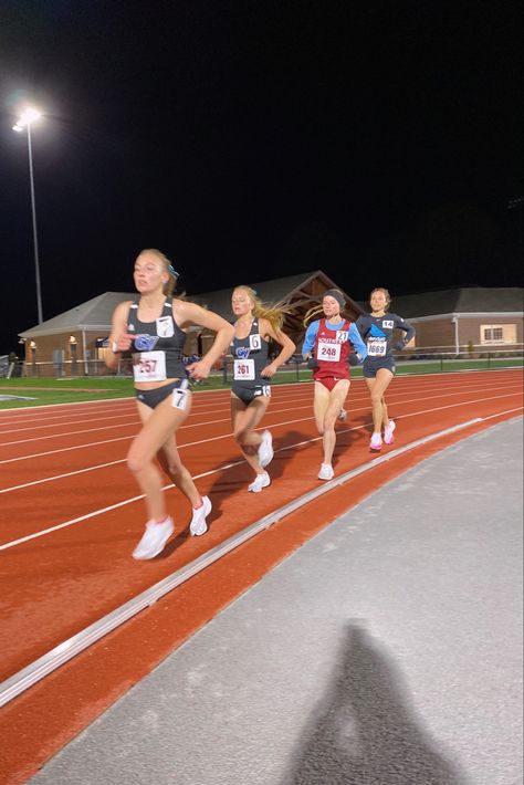 Track Meets Aesthetic, Usa Track And Field, Running Race Day Aesthetic, Cross Country Aesthetic Wallpaper, Track Conditioning Workouts, Cross Country Outfits, Track Couples, Track And Field Outfits, Cross Country Aesthetic