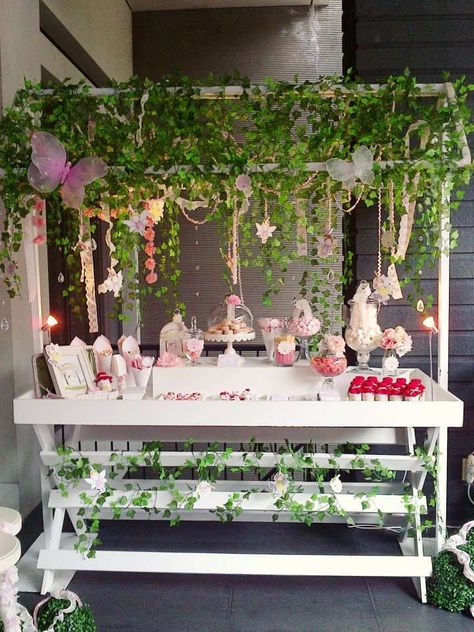 'Enchanted Garden Fairy Party' Birthday Party - very cute gardeny table set-up Woodland Fairy Party, Fairy Theme Party, Secret Garden Parties, Bar A Bonbon, Fairy Tea Parties, Garden Baby Showers, Tinkerbell Party, Fairy Garden Party, Garden Party Birthday