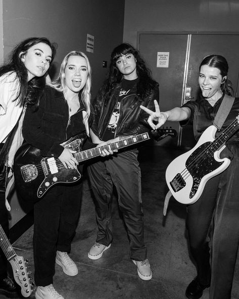 Band Outfits Stage Grunge, Band Performance Outfits, Female Band Aesthetic, Y2k Band Aesthetic, Band Girl Aesthetic, Girl Band Aesthetic, Bands On Stage, Tv Girl Band, Rock Girl Aesthetic