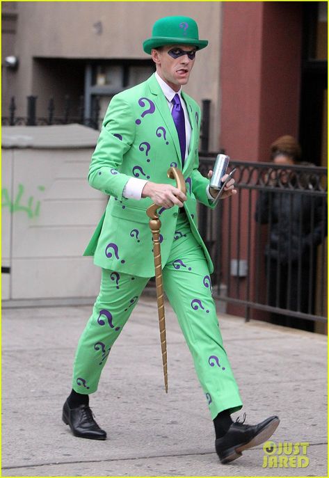 Neil Patrick Harris goes green while channeling the Riddler from the Batman series on Halloween (October 31) in New York City. #NPH #Halloween The Riddler Costume, Batman Villain Costumes, Riddler Costume, David Burtka, Batman Villains, Batman Outfits, The Riddler, Batman Costume, Neil Patrick