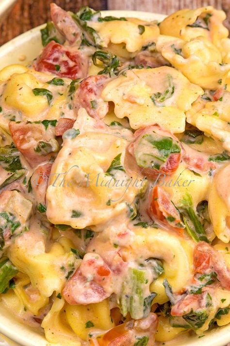 Creamy Spinach and Tomato Tortellini ~ if you want a quick and tasty meal, look no further than this dish. Tortelinni Sauce Recipe, Tortellini Dishes, Fire Roasted Tomatoes Recipe, Spinach And Tomato Tortellini, Tomato Tortellini, Spinach Tortellini, Soup Ideas, Tortellini Recipes, Veggie Dinner