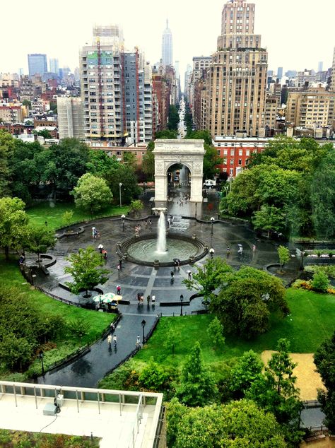 Washington Square Park City Parks Design, Washington Square Park Nyc, New York Park, Photographie New York, Spring In New York, City Square, City Parks, New Urbanism, New York City Aesthetic