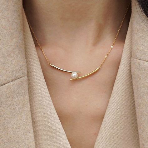 Jewelry Diamond Necklace, Gold Luxury Necklace, Pendent Designs Gold Women, High End Accessories, Chain For Women Neck, Light Necklace Designs, Neck Chains Gold Simple For Women, Chain Gold Design Women, White Gold Necklaces Women