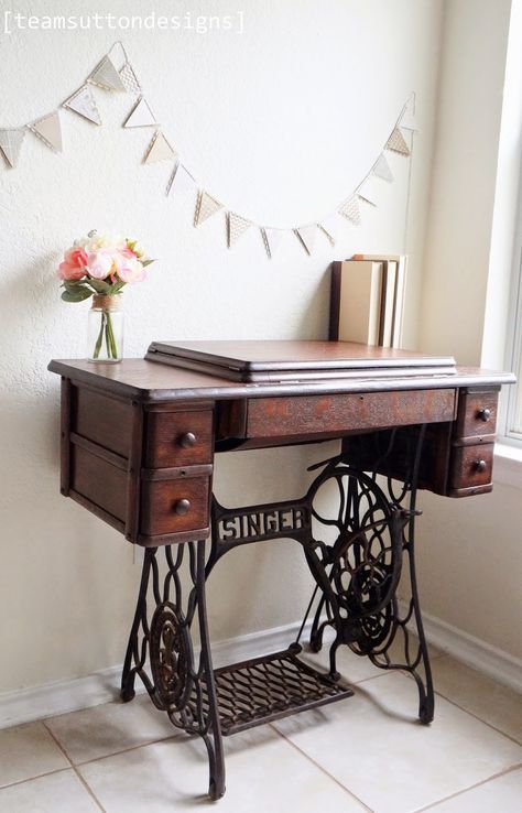 Upcycling, Singer Sewing Machine Repurposed, Antique Sewing Machine Table, Sewing Table Repurpose, Vintage Sewing Table, Singer Sewing Tables, Singer Sewing Machine Table, Upcycled Furniture Before And After, Sewing Machine Tables