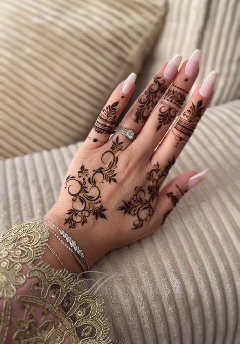 #hennadesigns #henna #hennaart #hennaartist #hennatattoo #mehndi #hennalove #hennadesign #hennainspire #hennawedding #mehendi #hennainspiration #bridalhenna #hennafun #hennainspo #art #mehndidesigns #mehandi #mehndiartist #hennasimple #hennartist #mehendidesign #mehndidesign #hennalookbook #whitehenna #wedding #mehndiart #bridalmehndi #hennapengantin #hennamurah Mehndi Design Rose, Finger Mehendi Design, Mehndi Designs Modern, Modern Henna Design, Henna Design Hand, Henna Design Easy, Haldi Decor Ideas, Rose Mehndi Design, Henna Designs Back