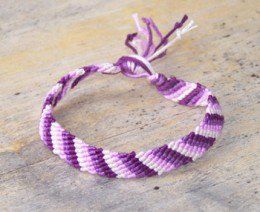 This is tutorial for making a simple Friendship Bracelet. Bracelet Embroidery, Embroidery Floss Bracelets, Floss Bracelets, Diy Armband, Making Friendship Bracelets, Friendship Bracelets Easy, Homemade Bracelets, Diy Bracelets Tutorials, Embroidery Bracelets