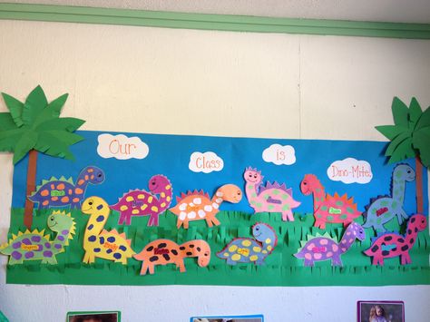 Our Class is Dino-Mite! Bulletin Board idea - very cute :-) would go great with our new Back to School with Dinosaurs theme Dinosaur Display Board, Dinosaur Bulletin Boards, Dinosaur Crafts Preschool, Dinosaur Classroom, Dinosaur Theme Preschool, Dinosaur Activities Preschool, Dinosaur Projects, Dinosaurs Preschool, Preschool Bulletin